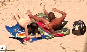 Gast neukt wild tieten van zijn nudistische vriendin op verborgen strandcam