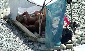 هذا الرجل ينيك صديقته بقوة على شاطئ عاري