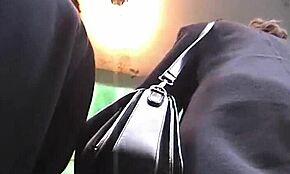 Cewek slutty pakai miniskirt di musim dingin! Panas banget!