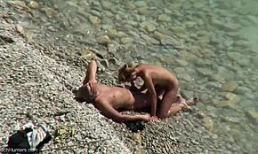 וואו! בלונדינית שופעת מציצה ורכיבה על החוף!