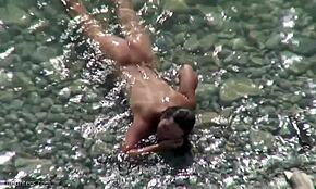 Vil du se den imponerende doggy style knepperi på en stenet strand?