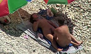 Poglej ta nudistični plažni trojček z dvema tipoma ki nabijata eno punco