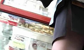 MILF с длинными ногами показывает трусики под черной юбкой на публике