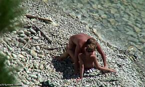 Srác keményen dugja nudista barátnőjét egy rejtett tengerparti kamban