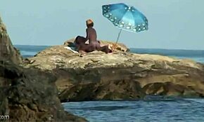 Gizli Kamera Issız Plajda Nudist Çifti Köpek Pozisyonunda Yakaladı