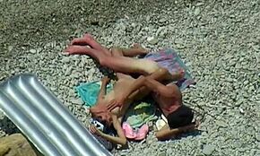 สาวผอมถูกกล้องซ่อนจับโดนเย็ดข้างทางที่ชายหาด