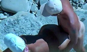 Pasangan matang jari dan kongkek gaya anjing di pantai awam