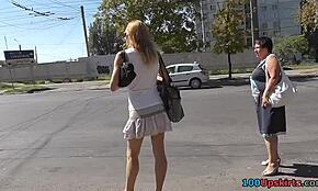 Ehi, vedi questa seduttrice in gonna che aspetta alla fermata dell'autobus?