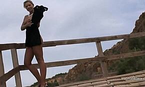 Blonde bombshell kleedt zich uit op het strand!