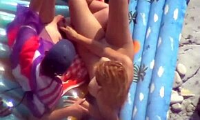 Kudrnatá holka dráždí pták svého kluka na veřejném místě