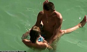 Podvodni seks na plaži z podrejeno amaterko na skriti kameri