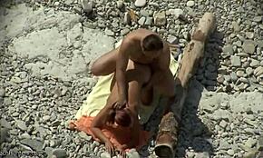 Voi ei, saatiin kiinni doggy-asennossa panemasta tätä punatukkaista amatööriä rannalla… anteeksi!