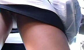 टाइट ड्रेस चिक अपनी चूत स्कर्ट के ऊपर शो कर रही है, लगभग (वॉयर एक्सएक्सएक्स)