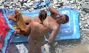 راجل يلعق كسها وهي مستلقية على المرتبة العائمة