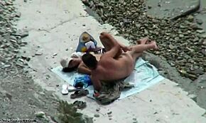 Láttam ezt a vad oldalazó dugást nudista strandon