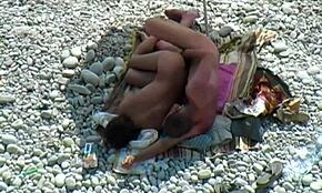 Donkerharige MILF schatje in zijwaartse strandactie