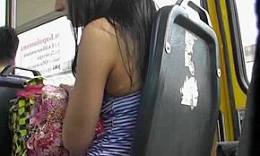 Cítim vzrušenie z upskirt akcie pruhovanej košieľkovej horúcej ženy v autobuse