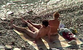 טין טיפשה בת 18+ משמנת את הגוף ומכניסה אצבעות לתחת