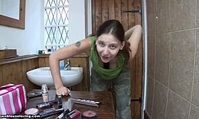 Hei, ai văzut prietena mea tânără cu codițe cum își arată sânii din greșeală?