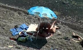 Skrivena kamera snima divlje jebanje na nudističkoj plaži