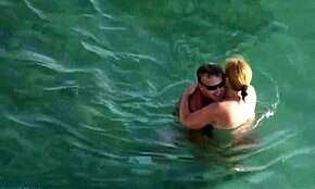 Crvenokosa pička lizana duboko na sunčanoj plaži.