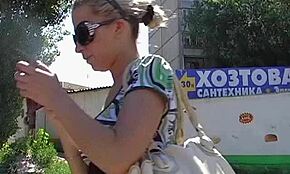 Sladká kurva v sexy oblečení ukazuje svoje dlhé nohy… presne tu vieš!