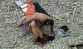 Sakra! Nudistka narvaná s roztaženýma nohama na pláži