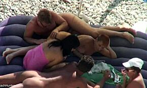 Vidět nahé lidi, jak si hrajou na pláži, působí tak syrově a divoce