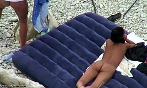 Wow, fanget denne flatbrystede MILF som knuller på luftmadrass på stranda!