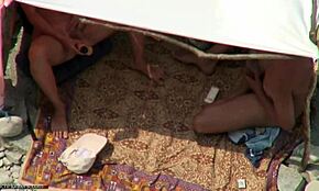 Грязная шлюха глубоко глотает член своего парня на диком пляже.