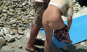 Geile chick krijgt MILF kutje gedrild op verborgen strand cam