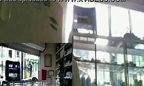 Garota de óculos se despe e se masturba bem na loja