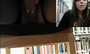 검은 머리 여친이 공공 도서관에서 자위