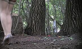 Rubia de piel pálida atrapada orinando furiosamente en bosque remoto, momento voyeur oculto
