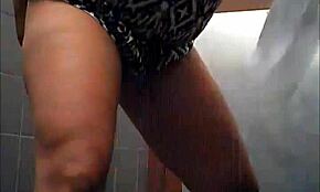 Tampon-Hottie beim Pinkeln erwischt, zeigt saftige Pussy auf Spycam nah