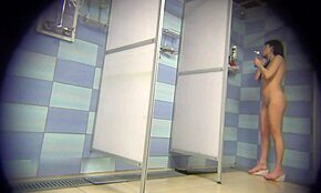 Crveni bikini brineta se skida tako dobro na skrivenoj kameri