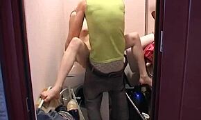 Adolescente blonde 18+ écarte les jambes pour baise intense sur machine à laver après pipe en salle de bain