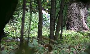 垃圾业余妞在户外裙子里撒尿！