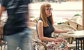 Bionda tettona adora far vedere a tutti attraverso la maglietta stretta 😍