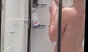 隠しカメラがブロンド近所の女をバスルームシャワーで裸で捉える