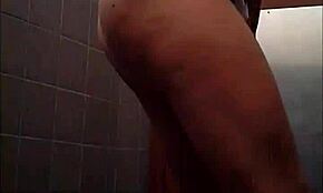 Πονηρός βουαγιάζ πιάνει ορνιά γυναίκα να παίρνει χρυσό ντους στην τουαλέτα! 😏🚿