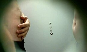 Un beau gosse espionne un couple excité qui se déshabille vite. Caméra cachée capture chaque mouvement sauvage dans un coin secret.