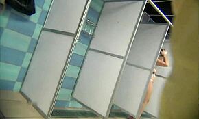 Blondihiuksinen huora NÄYTTÄÄ sileän pillunsa SUihkussa