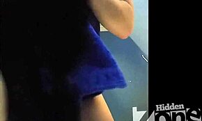 právě jsem přistihl tuhle kouřově horkou mladou 18+ sprchující svou oholenou kundičku na skryté kameře