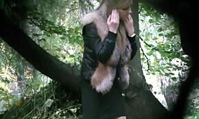Вау! Гламурная блондинка поймана вуайеристом писающей в лесу на скрытой камере