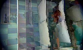 Rauchend heiße Blonde ölt ihren perfekten Körper in öffentlicher Dusche ein. Verdammt, sie ist verlockend!