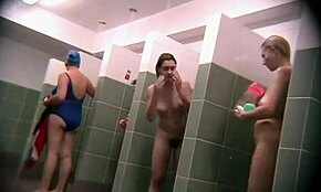 Olika babes fångade på dold kamera blir våta i duschen