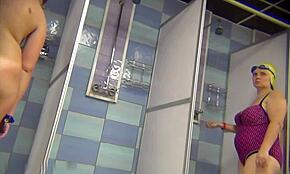 Spy cam video! Hezký amatéři se sprchují blízko s velkými kozy na obdiv