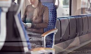 Hey, ich bin eine geile Geschäftsfrau und blitze mit meinem durchsichtigen Oberteil auf dem Weg zur Arbeit