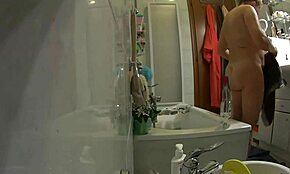 ميل ف سمينة تم القبض عليها وهي تغسل صدرها الكبير الفاجر في الدش